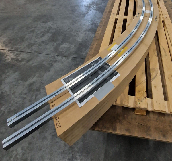 Gebogen aluminium U-profielen d.m.v. walsen