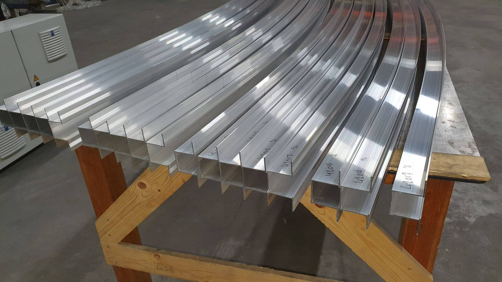Gebogen aluminium U-profielen d.m.v. walsen